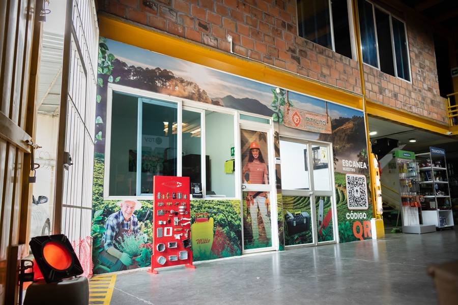 Diseño e instalación de adhesivos decorativos para Ferrofibras Pitalito