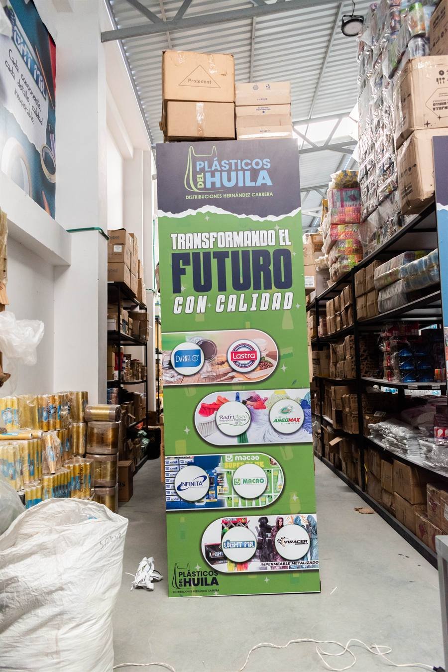 Diseño e instalación de góndolas para Plásticos del Huila